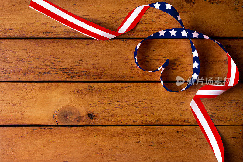 美国国旗图案和心形丝带木桌/独立日，阵亡将士纪念日